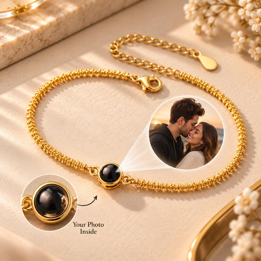 Sparkling chain photo bracelet with round projection charm